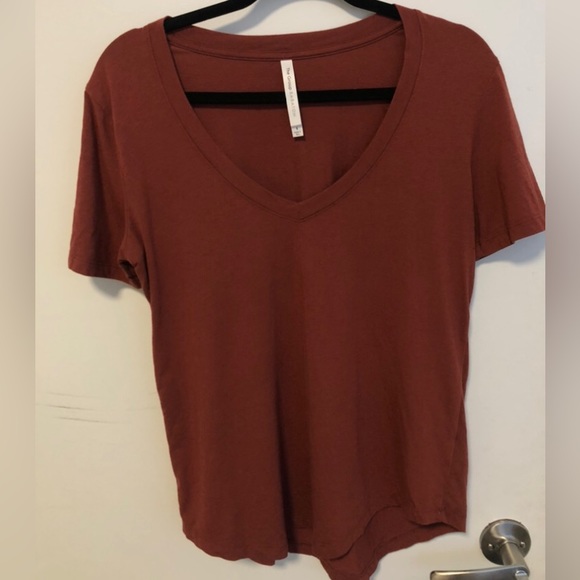 Aritzia Foundational v-neck t-shirt in burnt orange - Picture 2 of 3